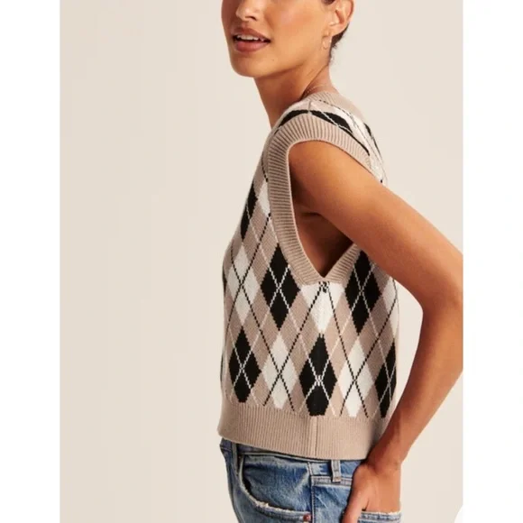 Abercrombie & Fitch V-Neck Argyle Sweater Vest - Picture 2 of 9